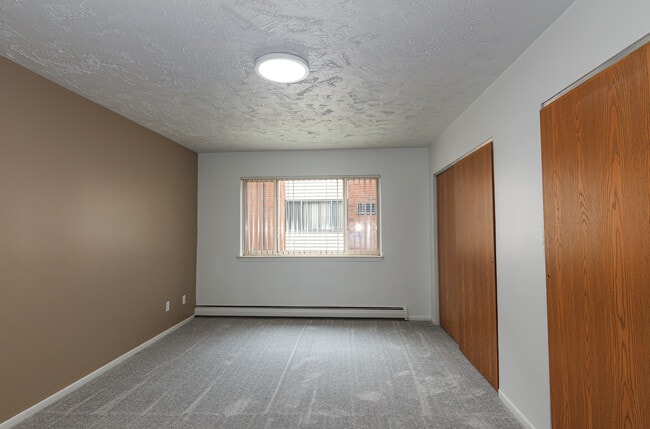 Large Bedroom - Colonial Place Apartments