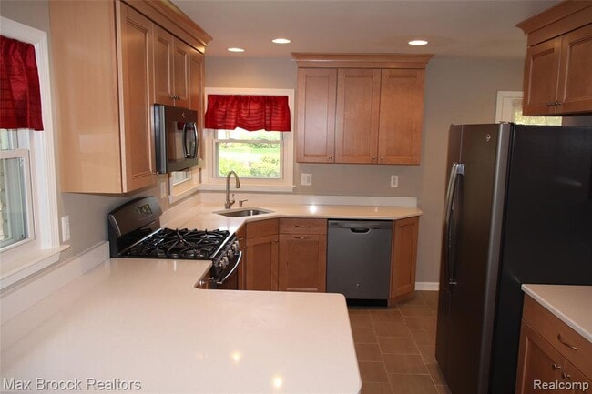 Photo - 32349 Sheridan Dr