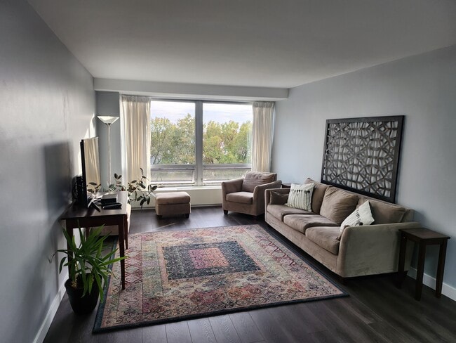 Building Photo - 1425 4th St SW Unit Riverside A607