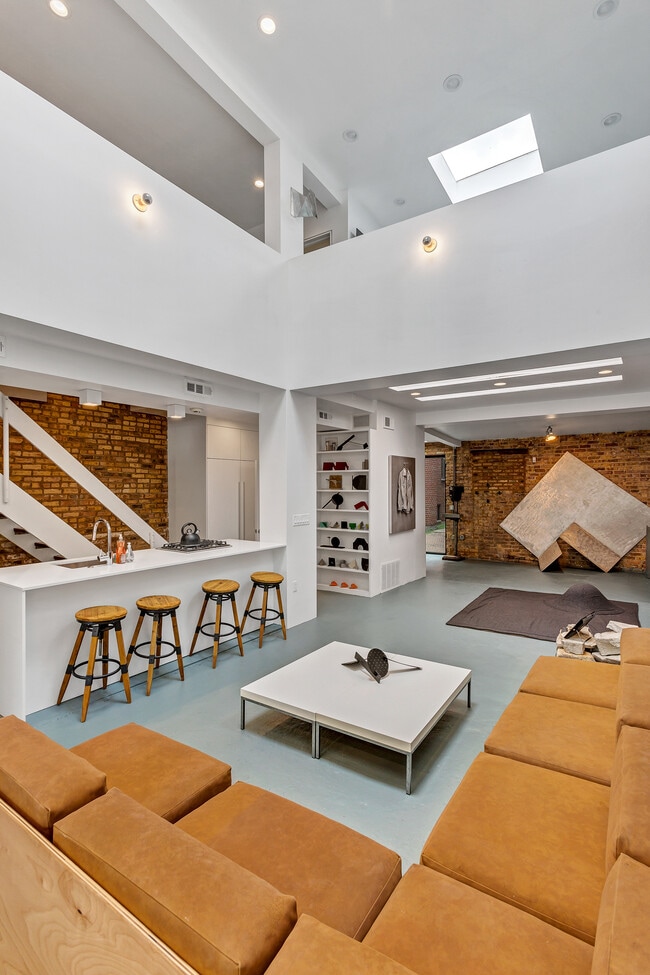 Building Photo - 2231 N Wayne Ave