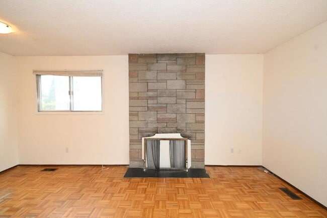 Photo - 3 bedroom in Prince George BC V2M 4P6