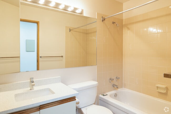 1BR, 1BA - 680SF - Bathroom