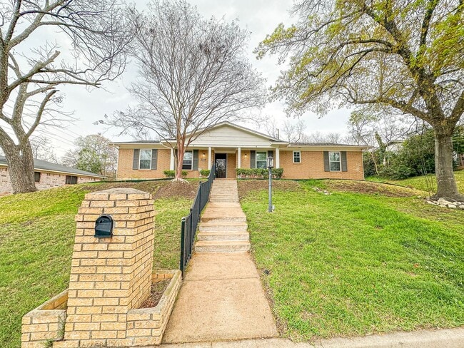 Building Photo - 4 Bedroom, 2 Bathroom Home in Woodway, TX!