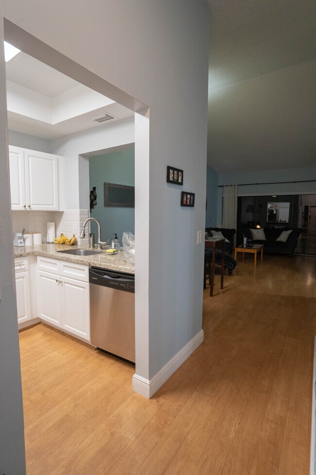 Kitchen - 2281 SW 15th St Unidad 144