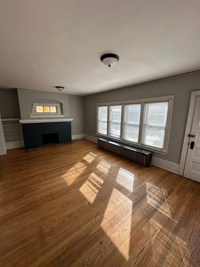 Building Photo - 4 Bedroom Near UWM Campus