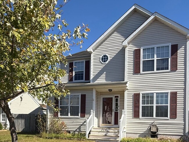 Building Photo - Beautiful 4 Bedroom Home for Rent – Pet Fr...