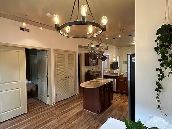 Photo - 2150 S Main St