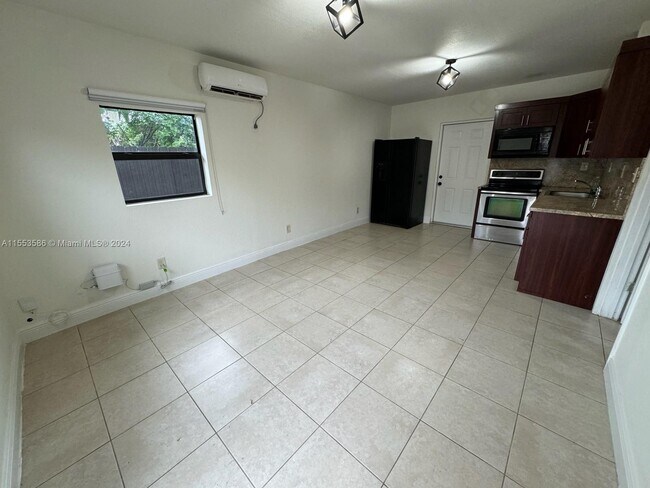 Photo - 2959 NW 56th St Unidad Rear