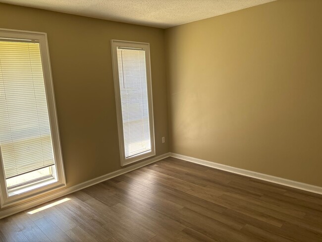 Building Photo - Pecan Grove 3/2