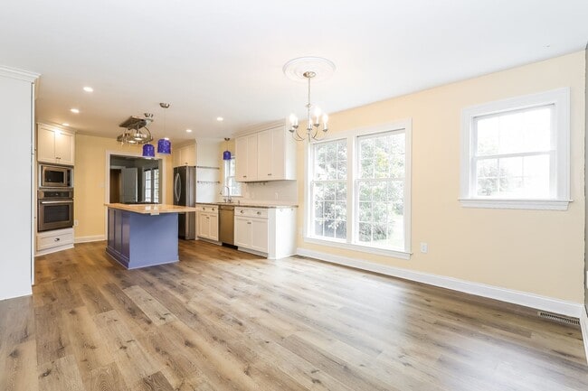 Building Photo - Stunning 3 Bedroom Home with Barn and Over 3 Acres!