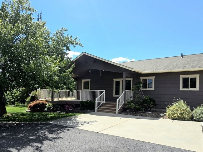 Building Photo - Absolutely Stunning 3,500+ Sq. Ft. Home on a Cherry Orchard!!