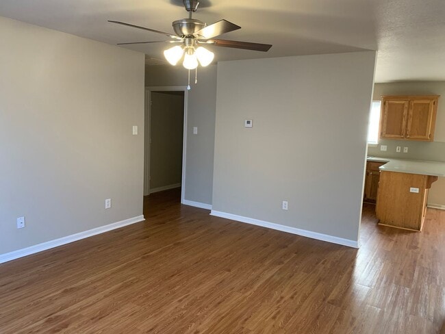 Building Photo - 3 bedroom 2 bath with Garage