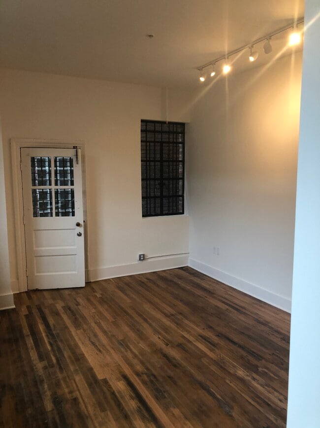 Building Photo - 302 E Grace St Unit 202