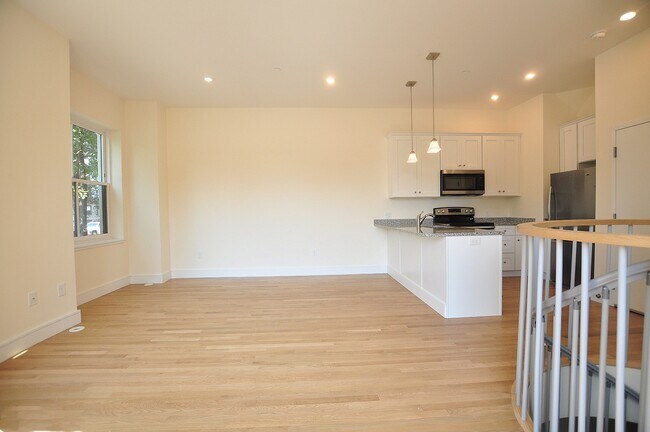 Building Photo - 845 Beacon St Unit #1 Rental