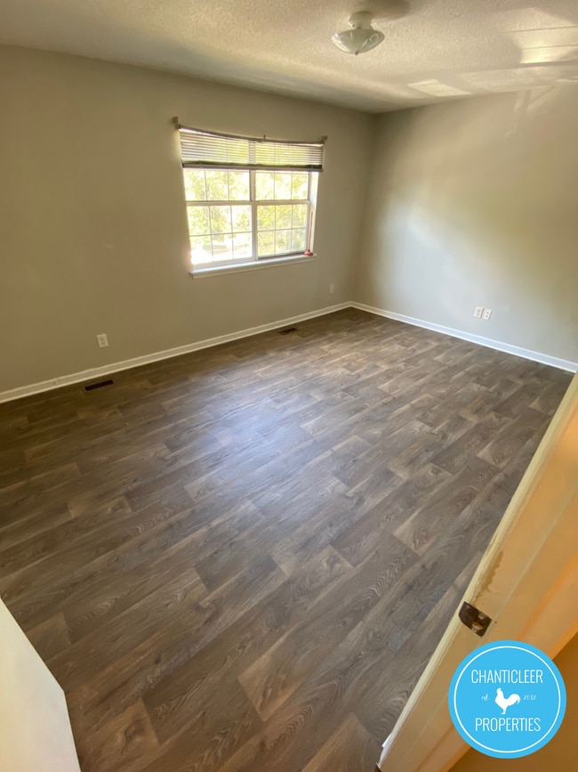 Photo - 2146 Charles St