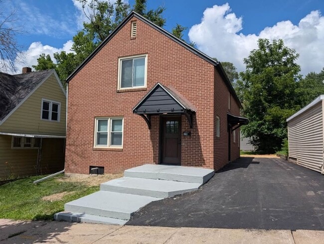Building Photo - House for Rent