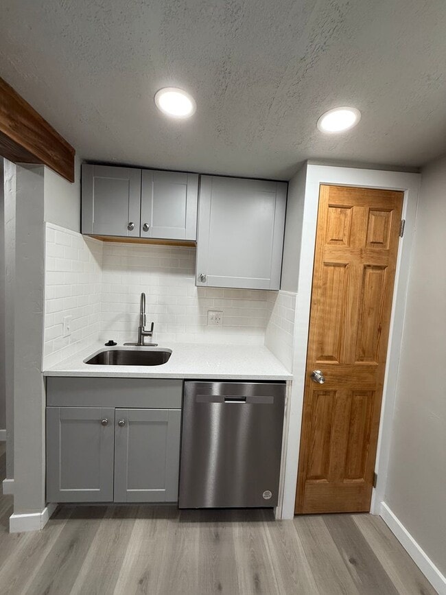 Photo - Holladay One Bedroom; 700 sq ft; Remodeled Unidad 4