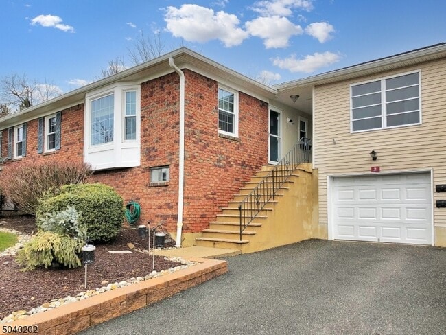Photo - 2 Brandywyne Dr