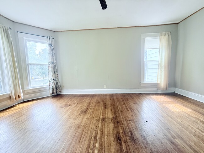 Living Room - 900 W Parker St Unit B