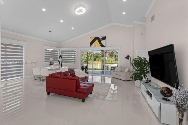 Photo - 1530 Lacosta Dr W