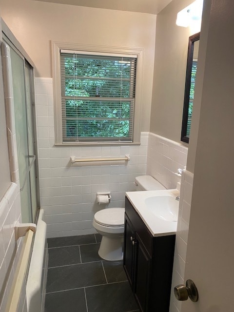 Full bath in hallway - 2147 Perkerson Rd SW