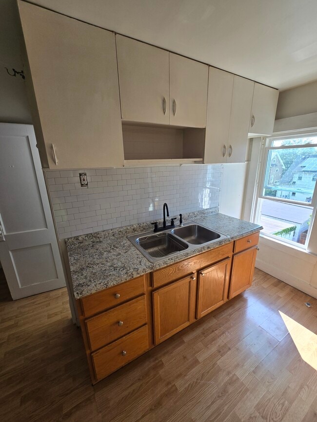 Building Photo - 1304 W 102nd St Unit 3rd floor Rental