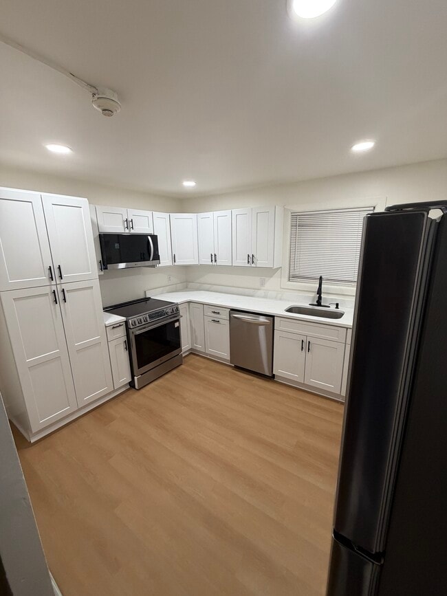 Building Photo - 663 Bernon St Unit Fully Renovated 3BR Second-Floor