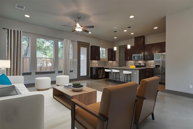 Photo - 923 E 37th St