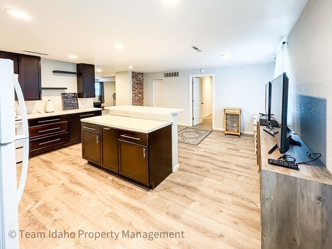 Photo - 1123 E 6th St Unit 1123 E 6th #B - Lower