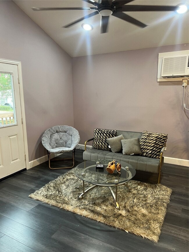 Photo - 702 E 40th 1/2 St Casa