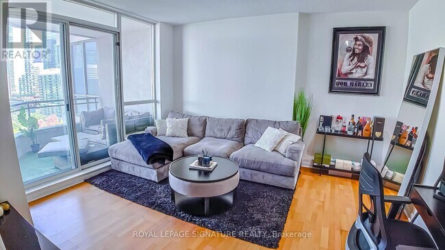 Photo - 230 Queens Quay W Unité 1726