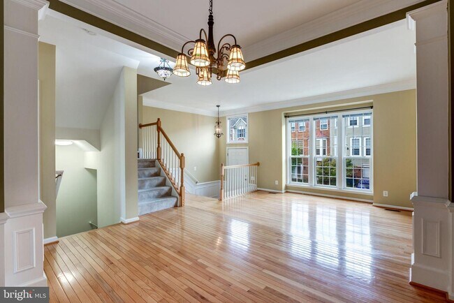 Photo - 45679 Waterloo Station Square