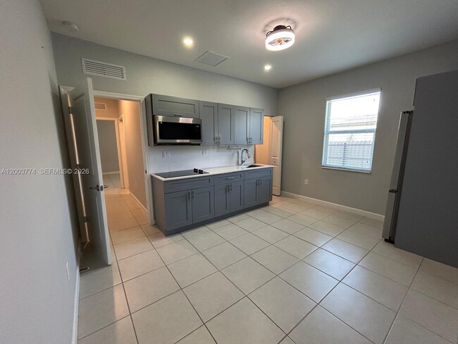 Building Photo - 16767 SW 290th Ln Unit 1