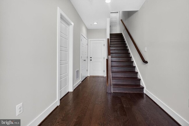 Photo - 5138 Longstone Way