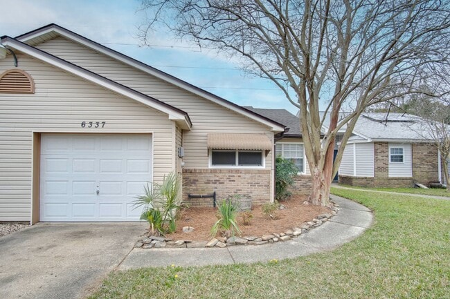 Photo - Beautiful 2-Bedroom, 2-Bath Duplex Near Ho...