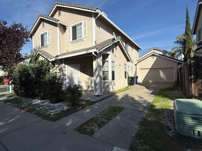 Building Photo - 4 bed 2.5 bath 2 story home available now!