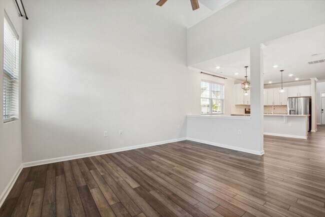 Photo - 102 Bedivere Ln