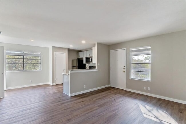 Photo - 401 Hedgewood Dr