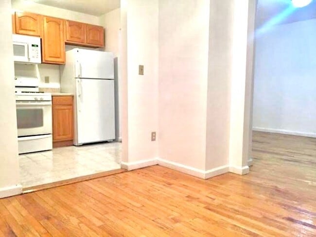 Building Photo - 4334 Baychester Ave