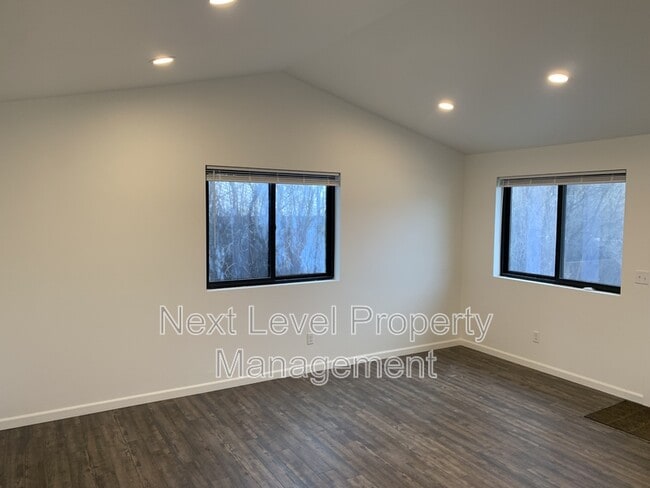 Photo - 1003 5th St E