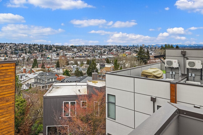 Photo - 410 W Fulton St