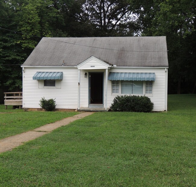 2 Bed, 1 Bath house w/ large level yard an... - 2 Bed, 1 Bath house w/ large level yard an...