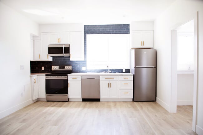 Living / Kitchen - 402 Lee Street