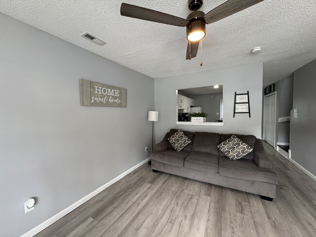 Photo - 205 Pinegrove Ct