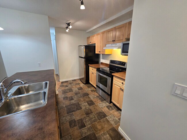 Photo - 901 16 St
