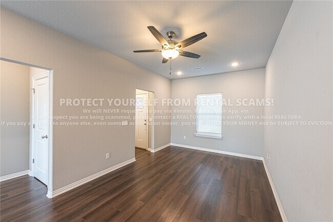 Photo - 211 Grove Ln