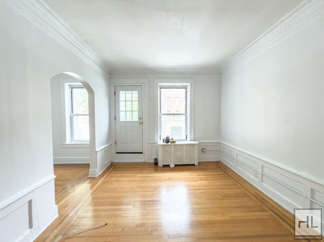 Beautifully Renovated 3-Bedroom with Priva... - Beautifully Renovated 3-Bedroom with Priva... Apartment Unit 2