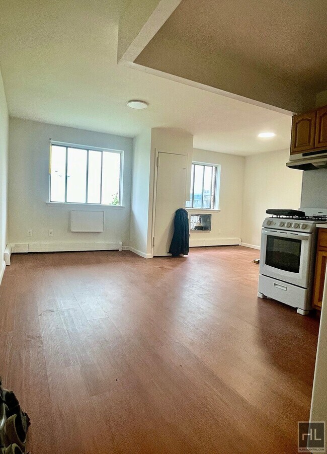 2 Bedroom with backyard in Corona Queens - 2 Bedroom with backyard in Corona Queens Unidad 1R