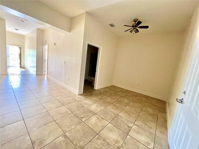 Building Photo - 1253 SW 2nd St Unit 202 Rental