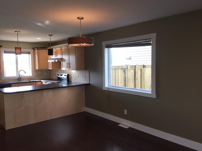 Photo - 9207-9102 102 Ave